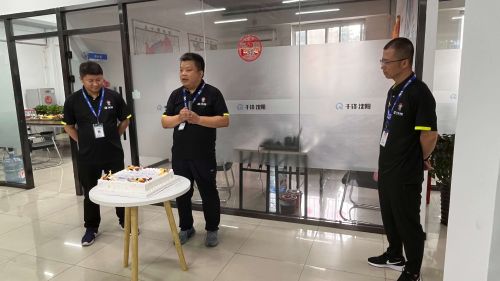 張校，馮校，闞校，三位校長(zhǎng)切沈陽(yáng)校區(qū)三周年蛋糕